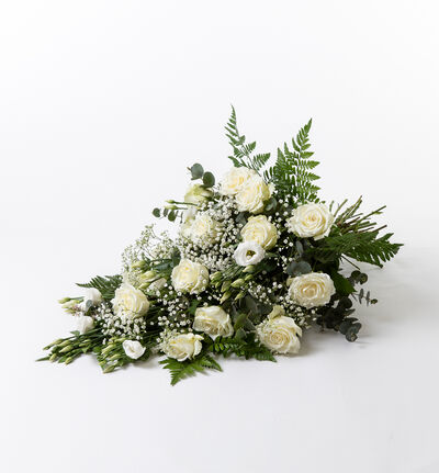 Bårebukett i hvitt og grønt 50 cm Bårebukett i hvitt og grønt 50 cm